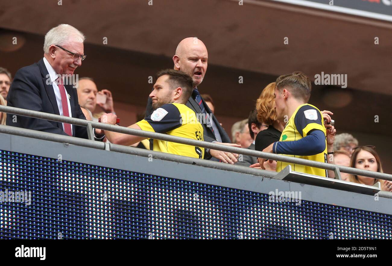 Checkatrade Besitzer Kevin Byrne schüttelt die Hände mit Oxford United Spieler In der königlichen Box Stockfoto