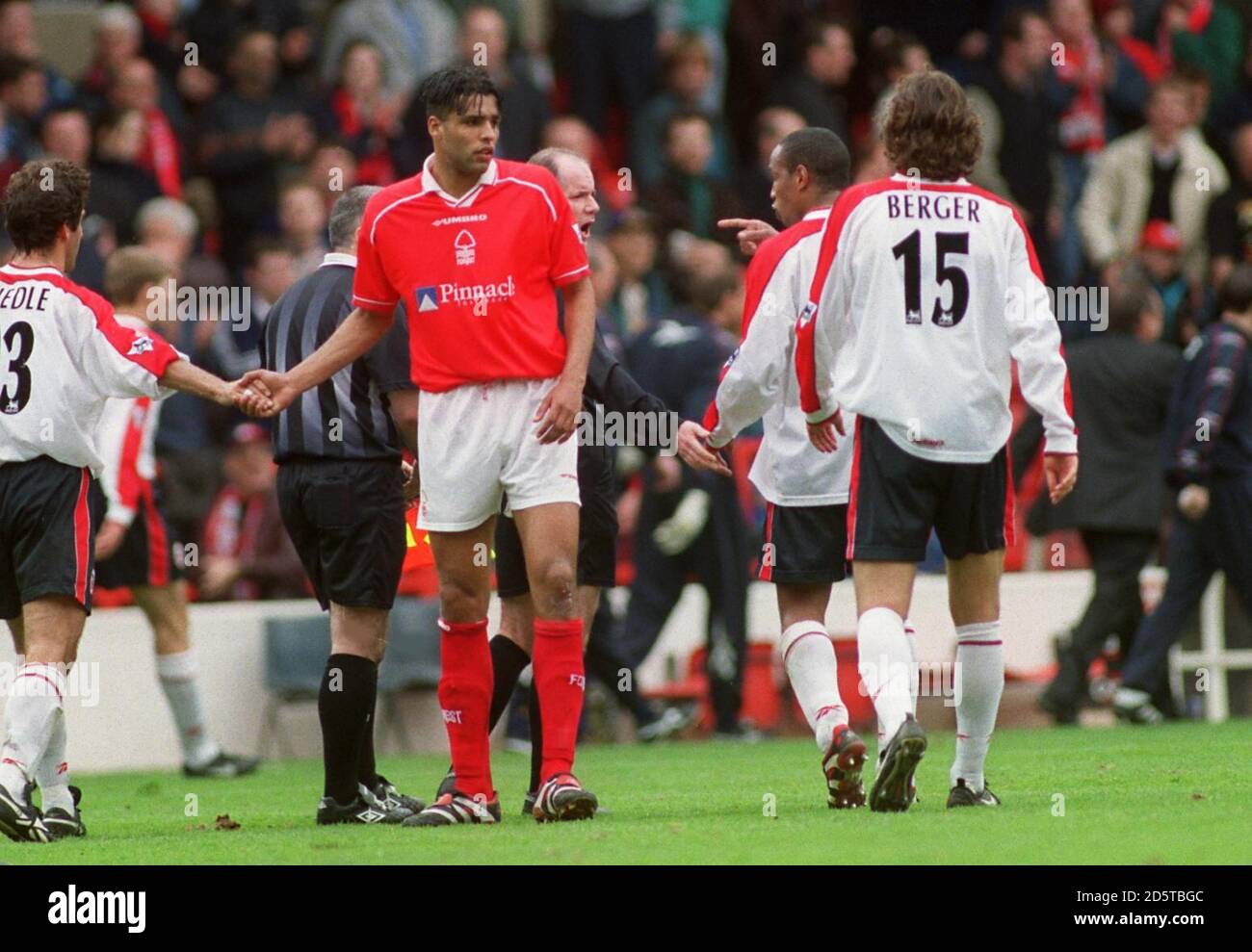 Pierre Van Hooijdonk wird von Karl-Heinz zu seinem Tor gratuliert Riedle, wie Paul Ince mit Referee D Gallagher argumentiert Stockfoto