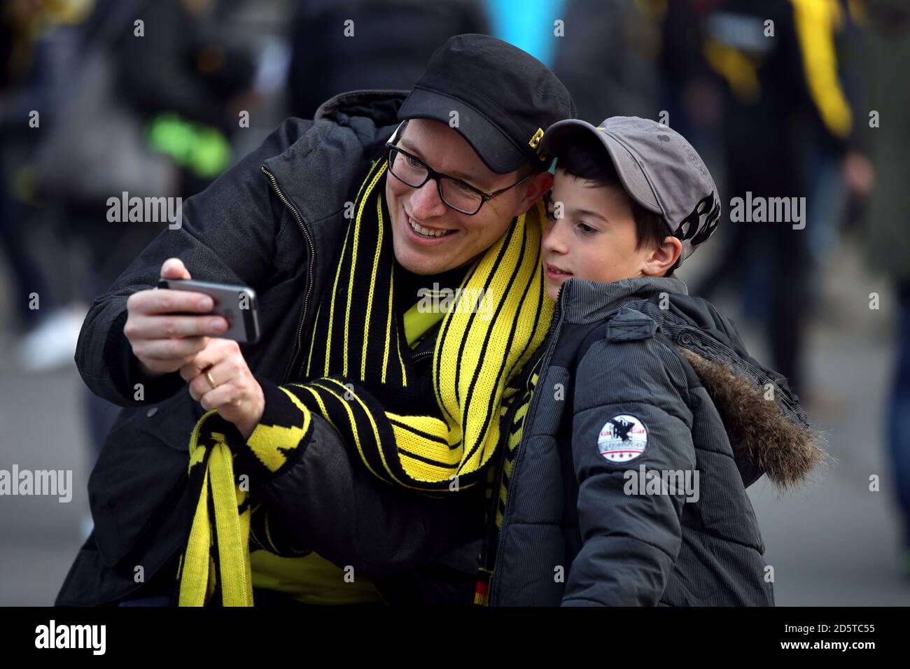 Borussia Dortmund Fans machen ein Selfie außerhalb des Bodens Stockfoto