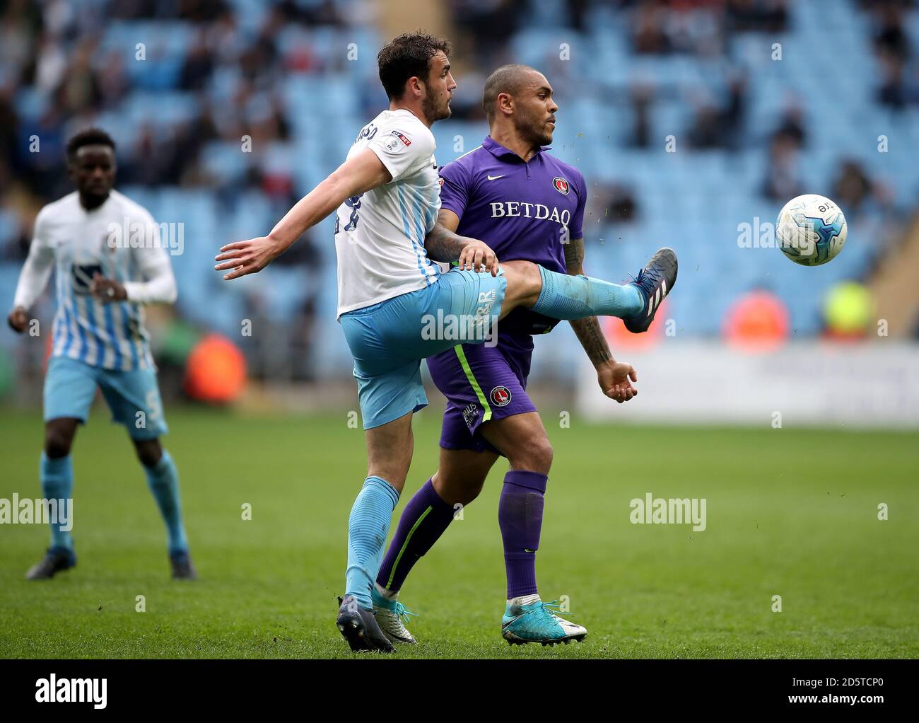 Farrend Rawson von Coventry City (links) und Josh Magennis von Charlton Athletic Kampf um den Ball Stockfoto