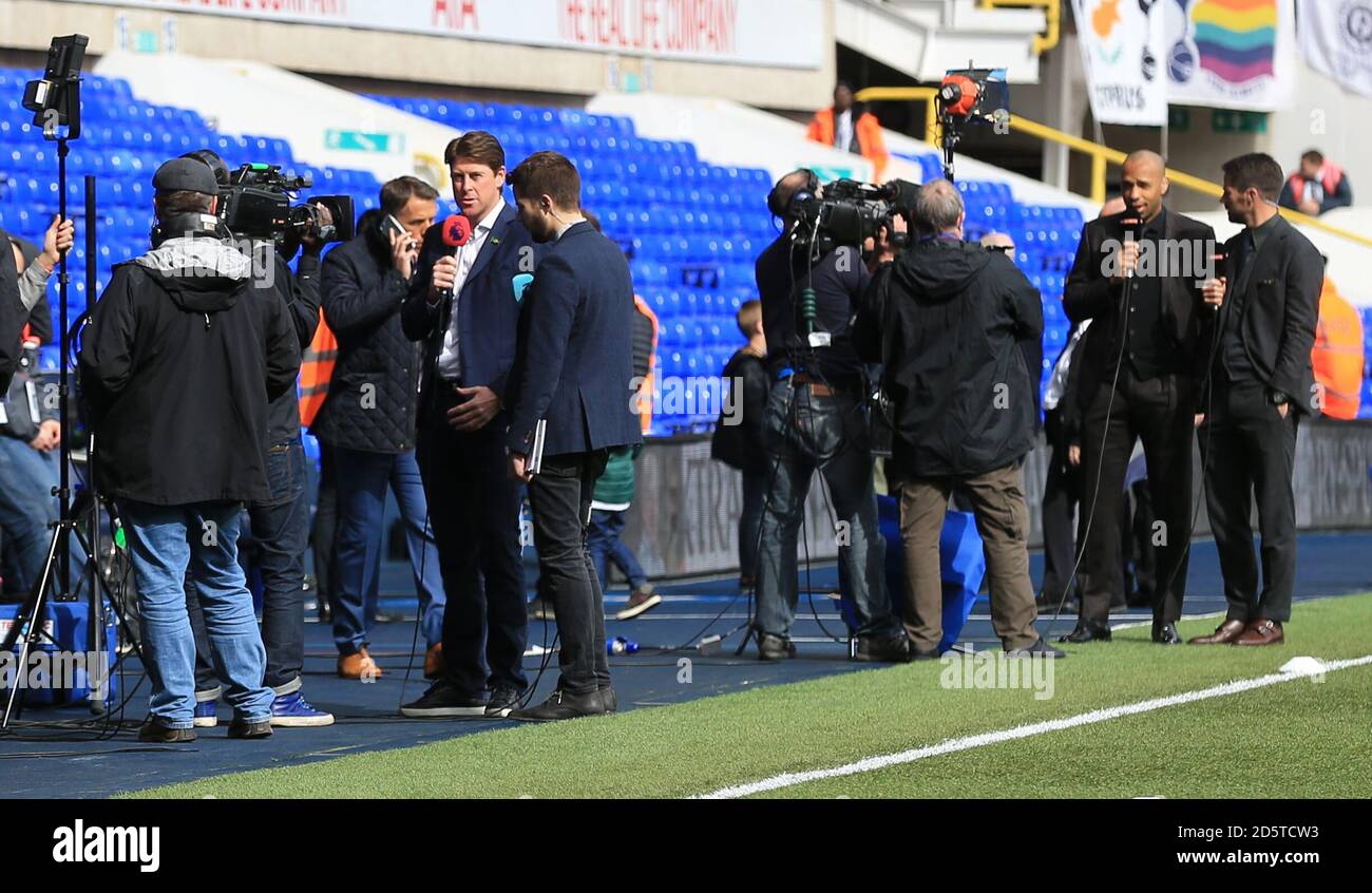 TV-Crews stehen auf der Spielfeldseite für die Analyse vor dem Spiel an Für das Spiel zwischen Tottenham Hotspur und AFC Bournemouth Stockfoto