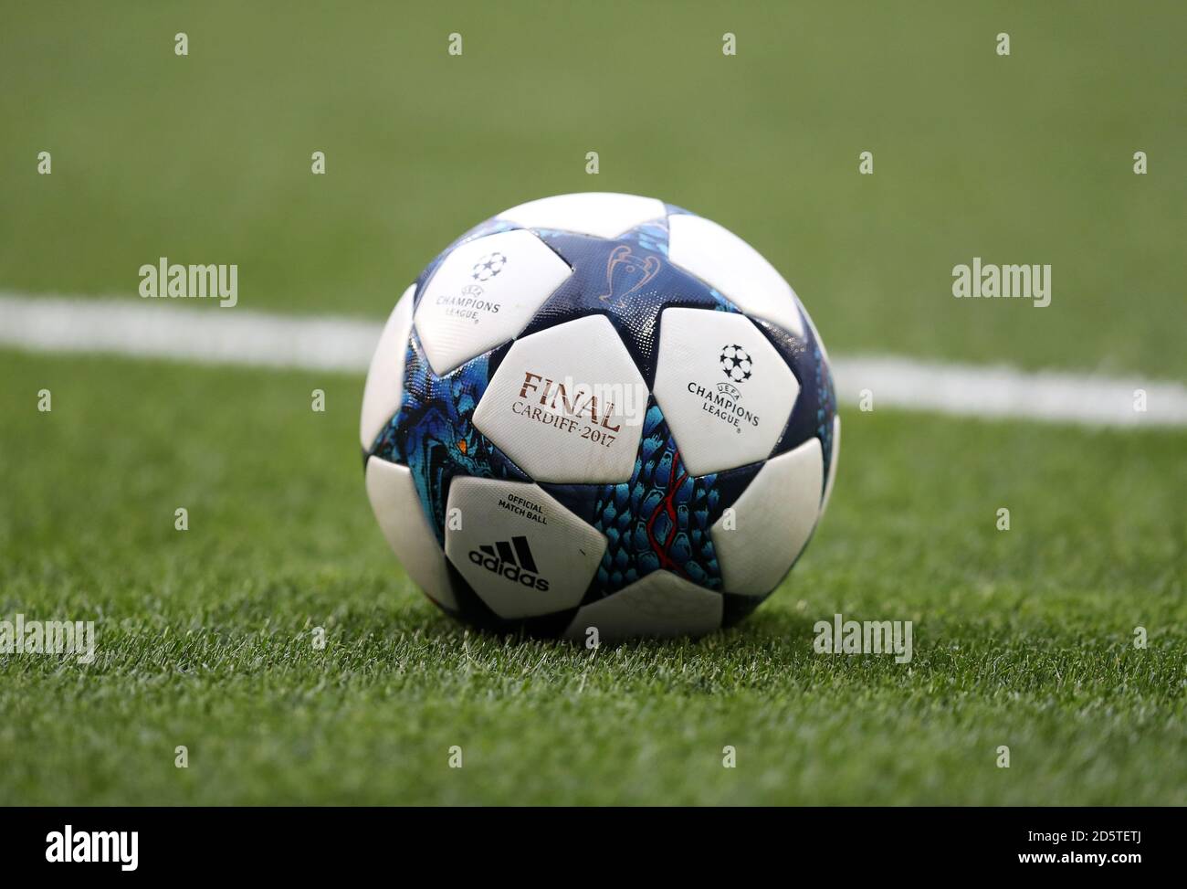 Ein Blick auf eine Adidas Finale Cardiff UEFA Champions League Matchball Stockfoto