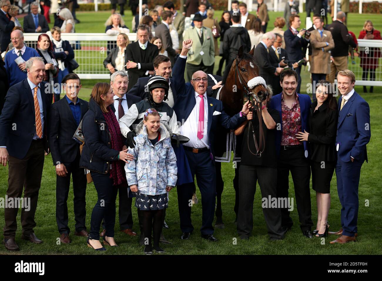 Jockey Ben Moore und sein Pferd drei-Sterne-General nach Gewinn des Pertemps Champions Willberry Charity Race im April Treffen auf der Cheltenham Rennbahn Stockfoto