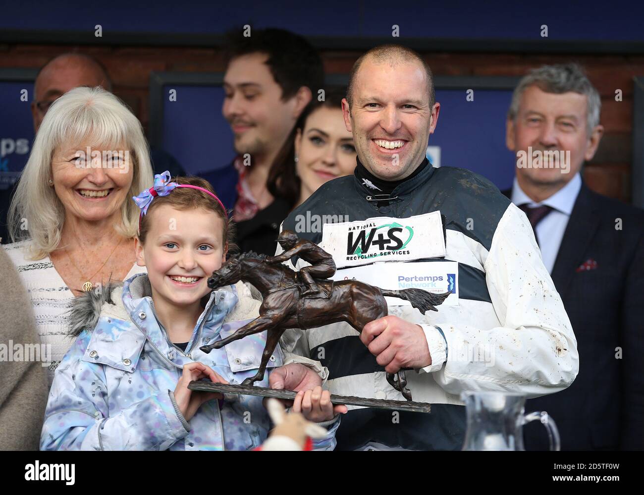 Jockey Ben Moore feiert mit der Trophäe nach dem Gewinn der Pertemps Champions Willberry Charity Race während des Apriltreffens bei Cheltenham Rennbahn Stockfoto