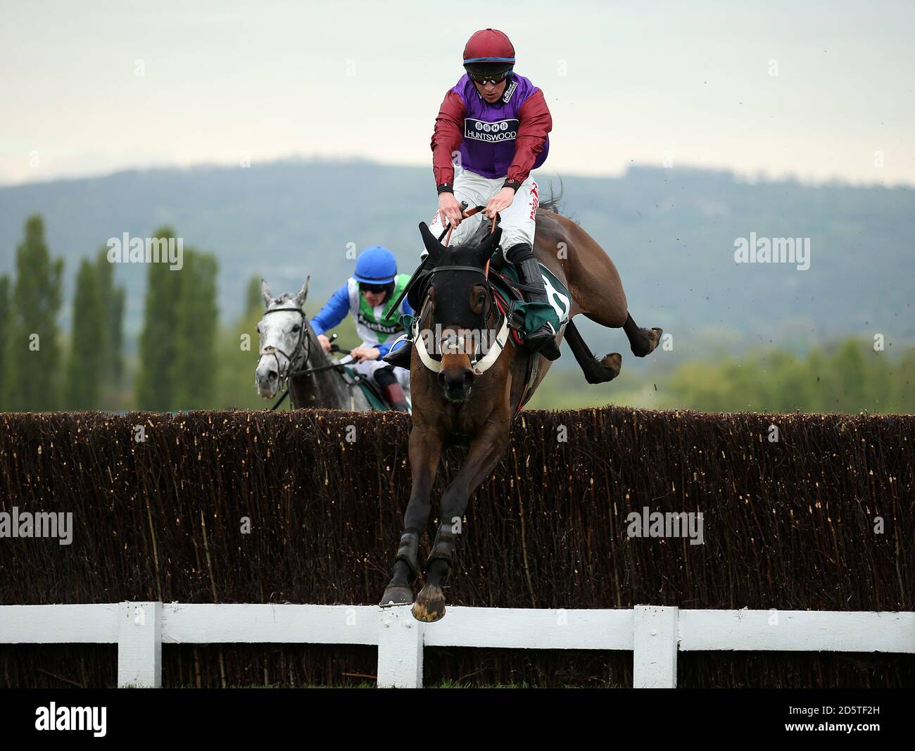 Jockey Gavin Sheehan befreit sein Pferd Tatsache von der Angelegenheit Um die Nicholson Holman Chase (EIN Anfänger 'Limited Handicap) zu gewinnen 16.55 Uhr Rennen während des Apriltreffens auf der Cheltenham Rennbahn Stockfoto