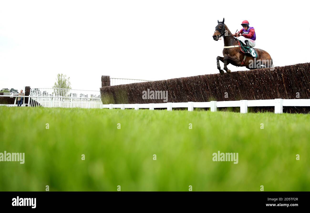 Jockey Gavin Sheehan befreit sein Pferd Tatsache von der Angelegenheit Um die Nicholson Holman Chase (EIN Anfänger 'Limited Handicap) zu gewinnen 16.55 Uhr Rennen während des Apriltreffens auf der Cheltenham Rennbahn Stockfoto