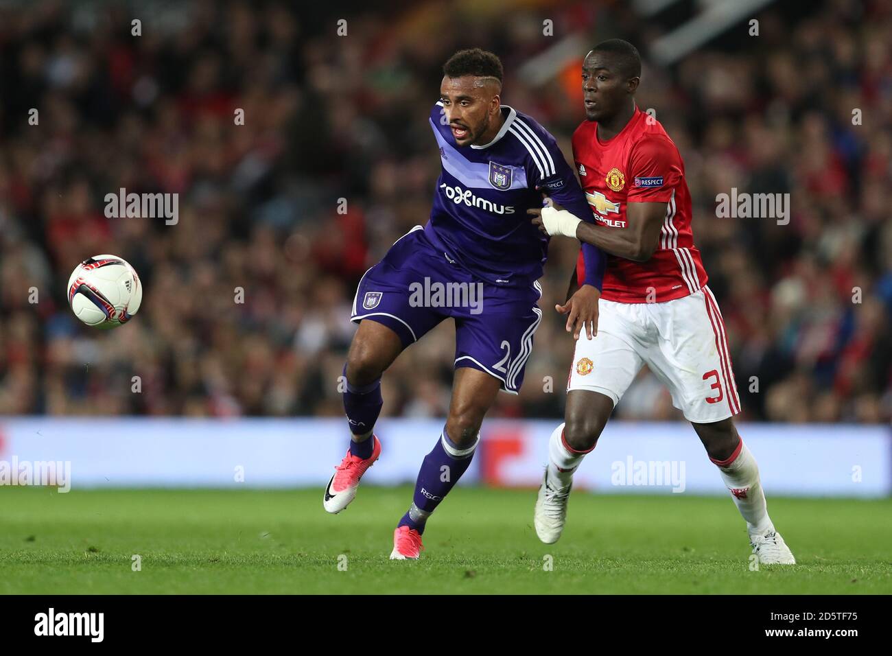 Eric Bailly von Manchester United und Isaac Kiese Thelin von Anderlecht Für den Ball Stockfoto