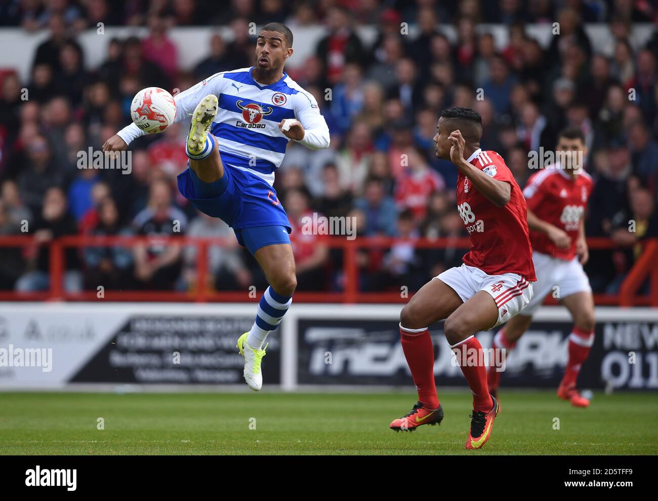 Lewis Grabban von Reading (links) steuert den Ball unter Druck von Michael Mancienne aus Nottingham Forest Stockfoto