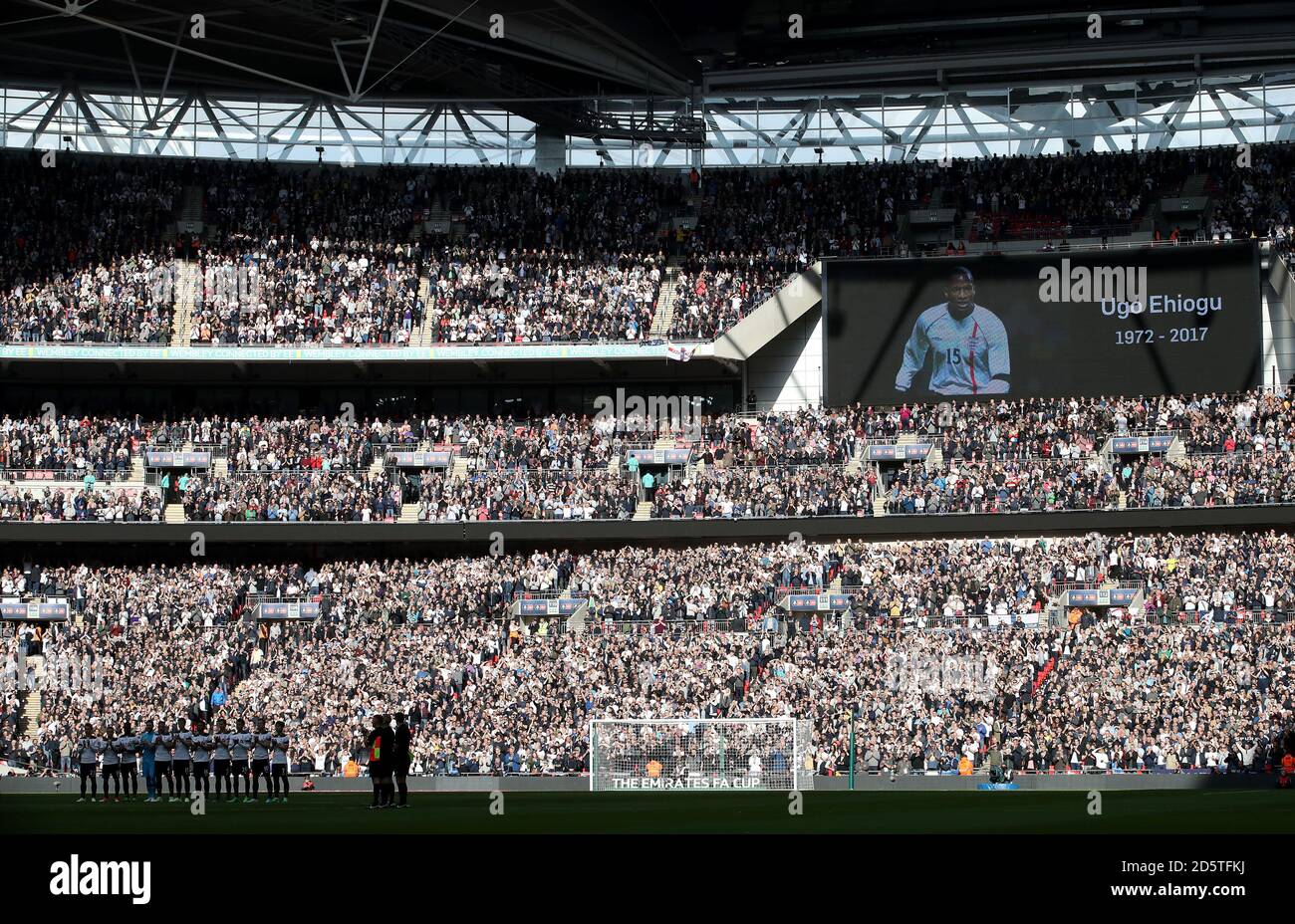 Fans und Spieler von beiden Seiten stehen für eine Minute beifall zu Ehren von Ugo Ehiogu Stockfoto