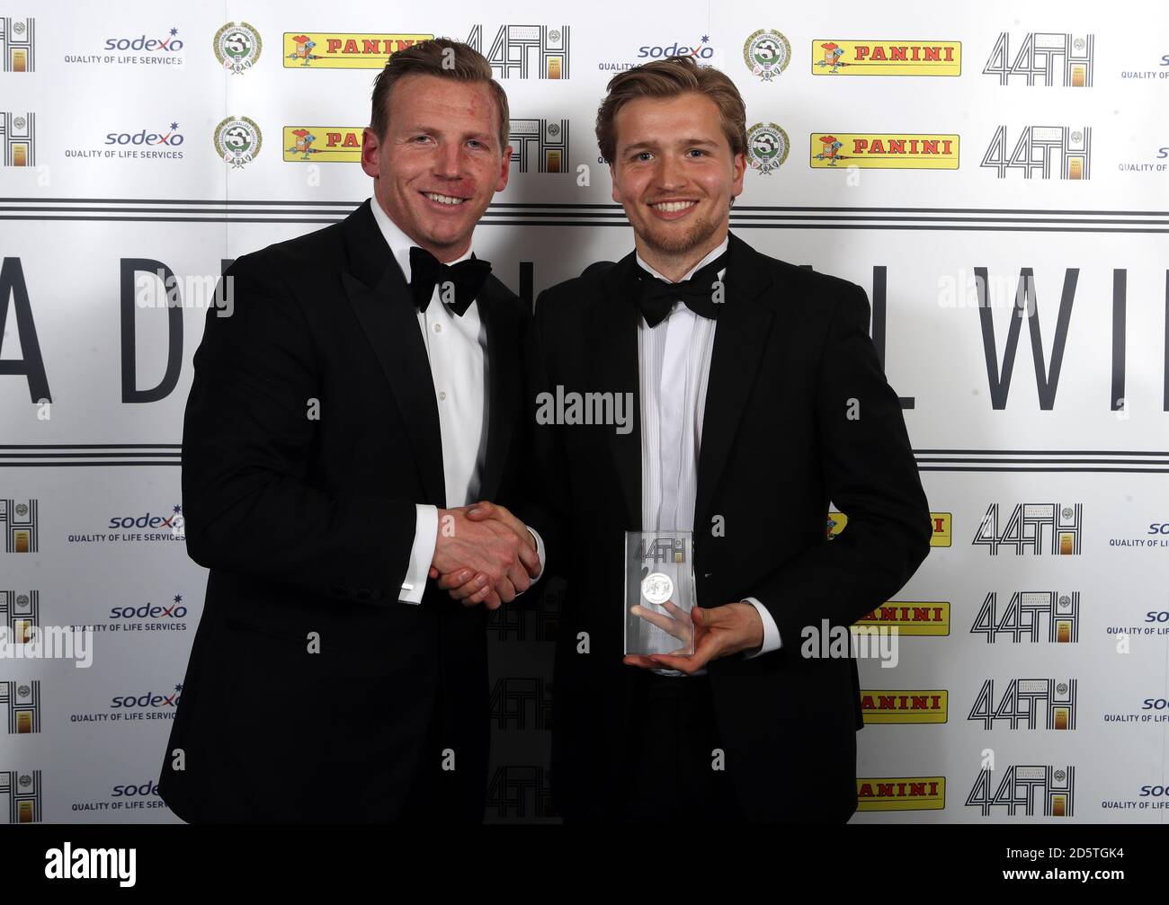 Ritchie Humphreys (links) überreicht Luke Berry im Grosvenor House Hotel, London, während der Professional Footballers' Association Awards 2017 die Trophäe für den Divisionsgewinner der zweiten Liga Stockfoto