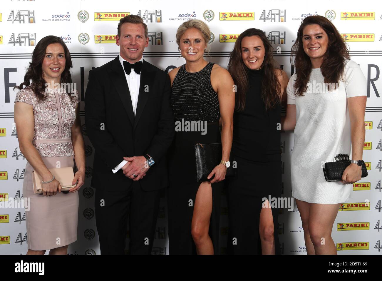 Manchester City Women's Jane Ross (links), Steph Houghton (Mitte) und Jennifer Beattie (rechts) mit Caroline Weir der Liverpool Ladies (2. Rechts) mit PFA-Vorsitzender Ritchie Humphreys Stockfoto