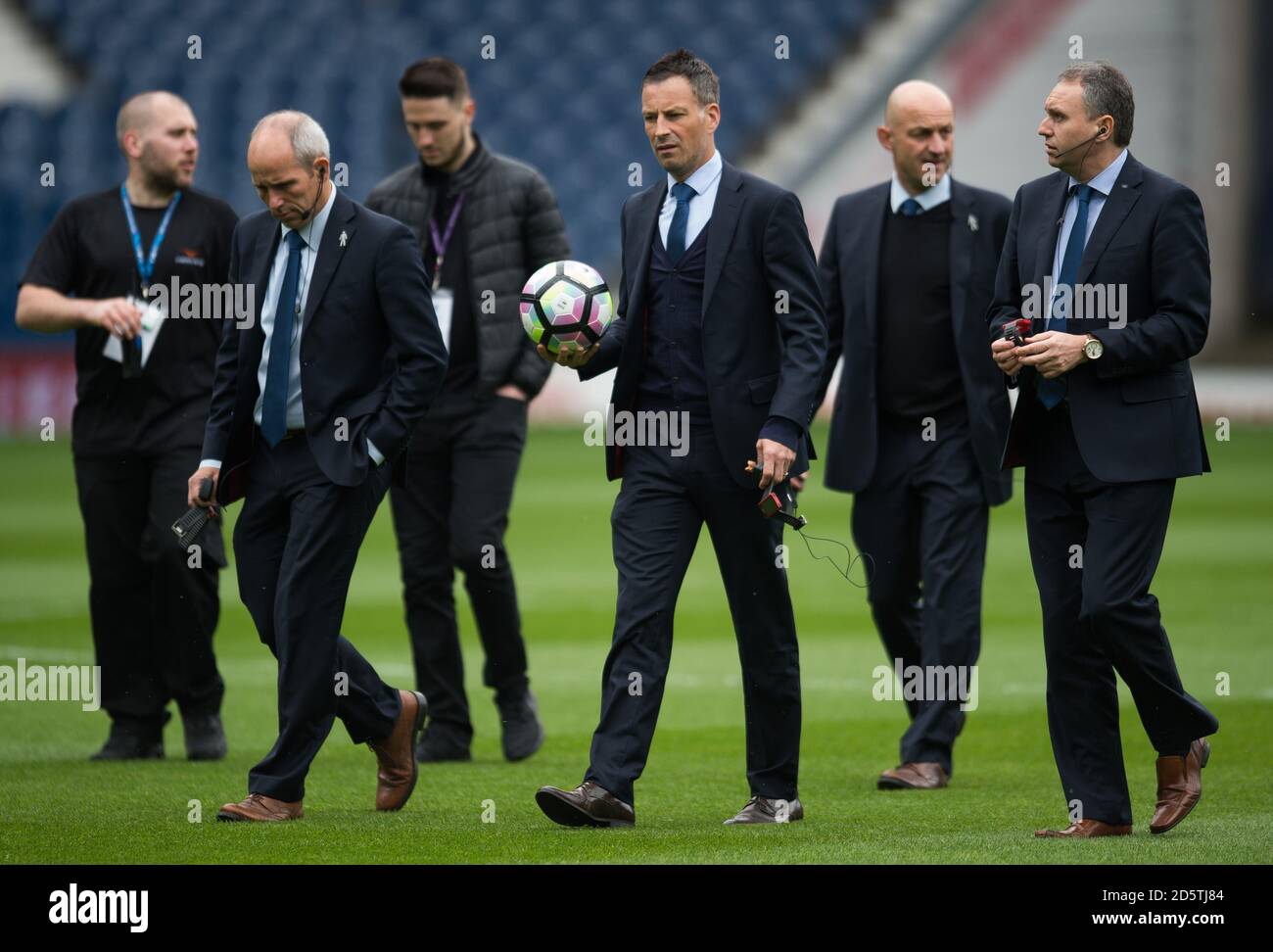 Schiedsrichter Mark Clattenburg prüft das Hawk Eye Torassistent-System vor sich Seines letzten Premier League-Spiels zwischen West Bromwich Albion Und Leicester City Stockfoto