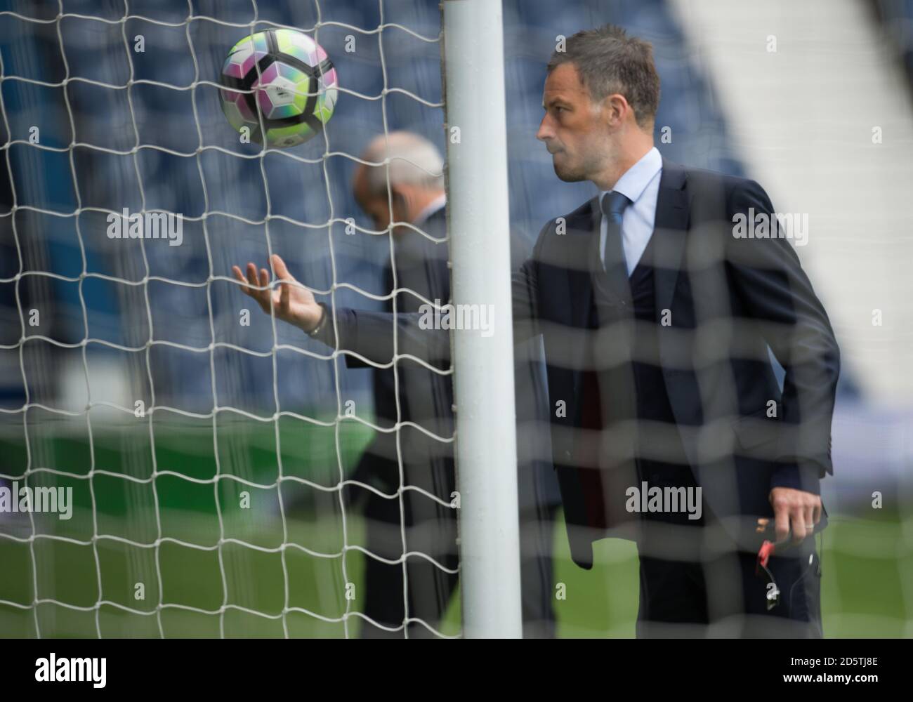 Schiedsrichter Mark Clattenburg prüft das Hawk Eye Torassistent-System vor sich Seines letzten Premier League-Spiels zwischen West Bromwich Albion Und Leicester City Stockfoto