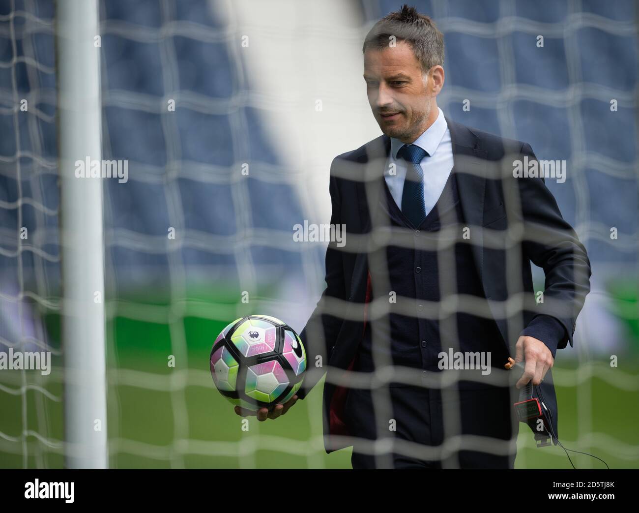 Schiedsrichter Mark Clattenburg prüft das Hawk Eye Torassistent-System vor sich Seines letzten Premier League-Spiels zwischen West Bromwich Albion Und Leicester City Stockfoto