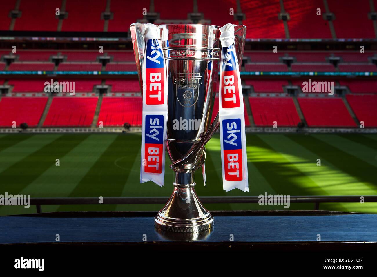 Die EFL Sky Bet Championship Play off endgültige Trophäe ist Angezeigt im Wembley Stadium Stockfoto