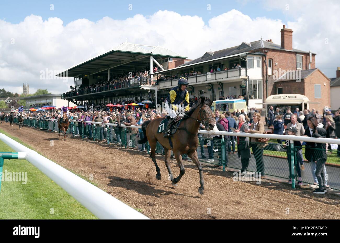 Jockey David England reitet Rodeo Dodo nach dem John Greasley Sportfield Contractors Novices' Hurdle Stockfoto