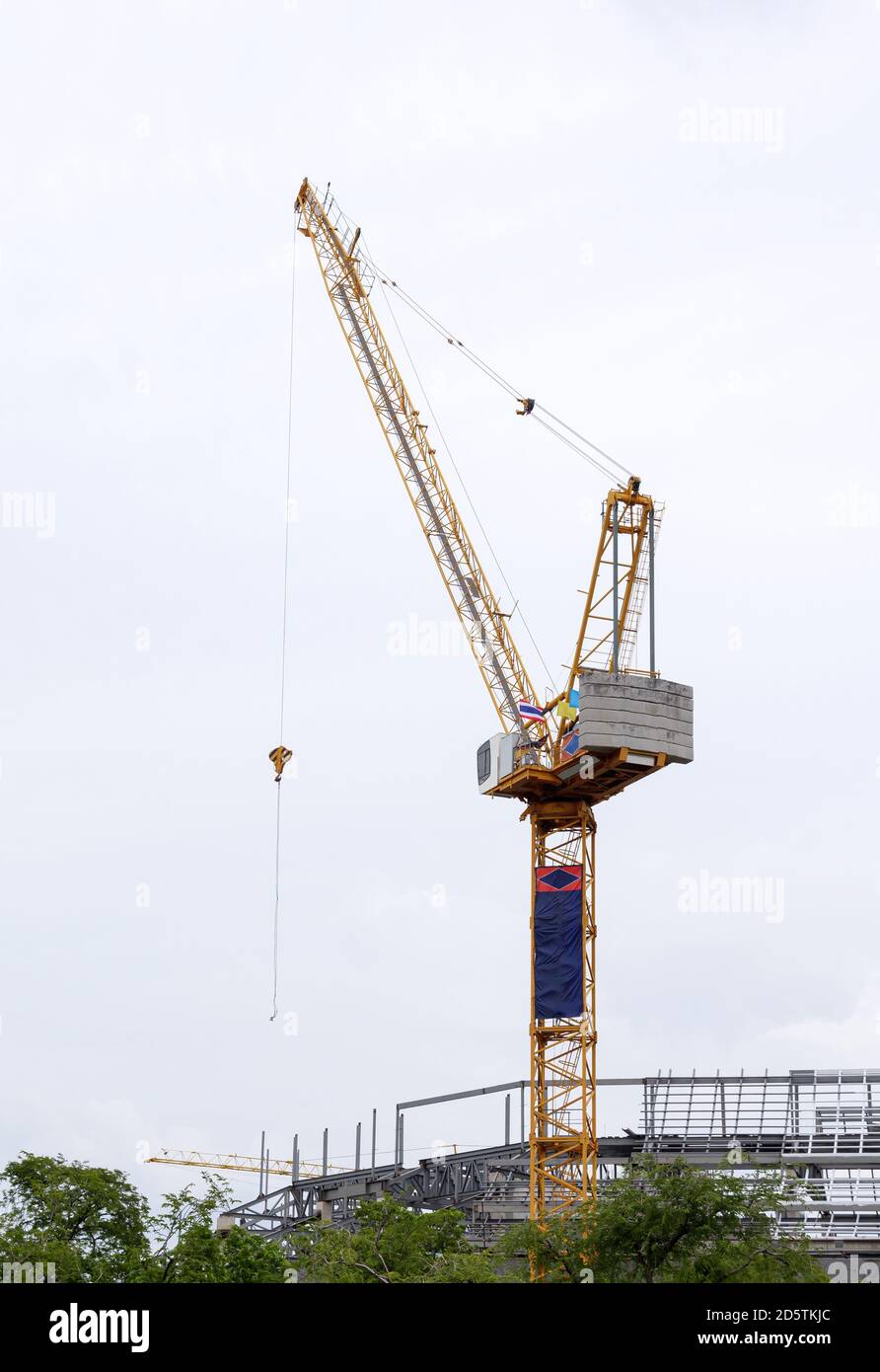 Hochturmkran auf der Baustelle für den Bau des großen Regierungsgebäudes im Stadtgebiet. Stockfoto