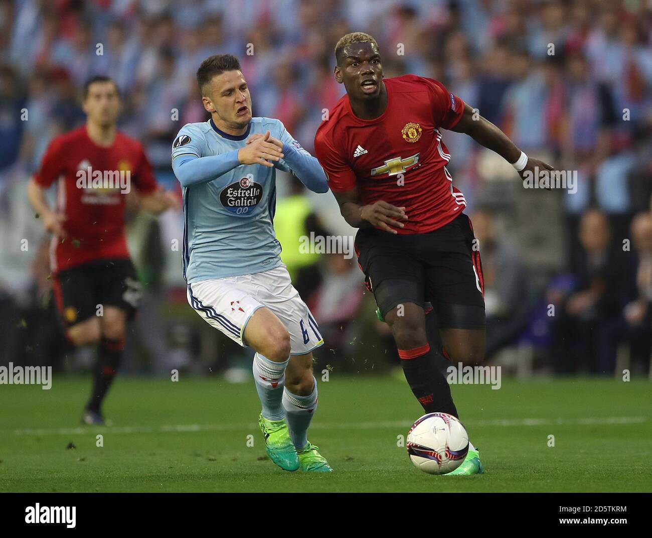 Celta Vigos Nemanja Radoja (links) und Manchester United's Paul Pogba Kampf um den Ball Stockfoto