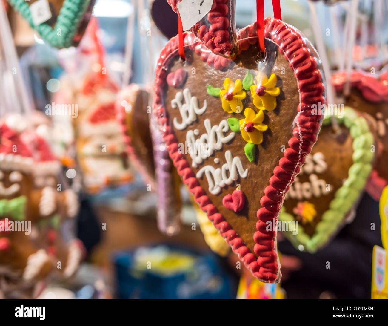 Lebkuchenherzen auf dem Weihnachtsmarkt Stockfoto