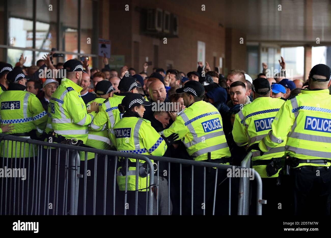 Fans stoßen mit der Polizei zusammen, während sie außerhalb des Bodens protestieren Vor der Sky Bet League zwei Spiel Stockfoto