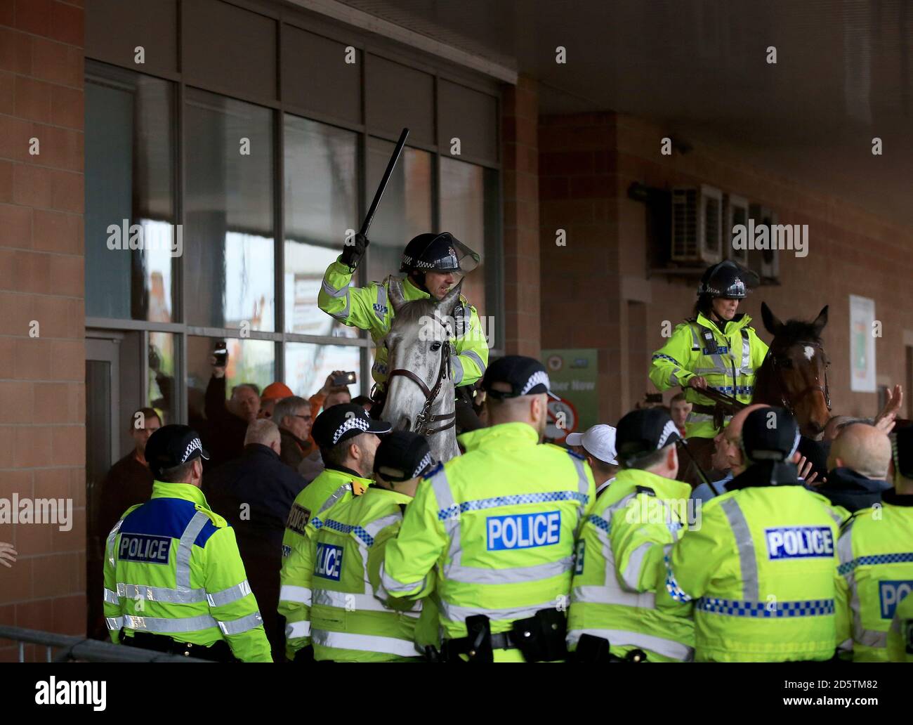 Fans stoßen mit der Polizei zusammen, während sie außerhalb des Bodens protestieren Vor der Sky Bet League zwei Spiel Stockfoto