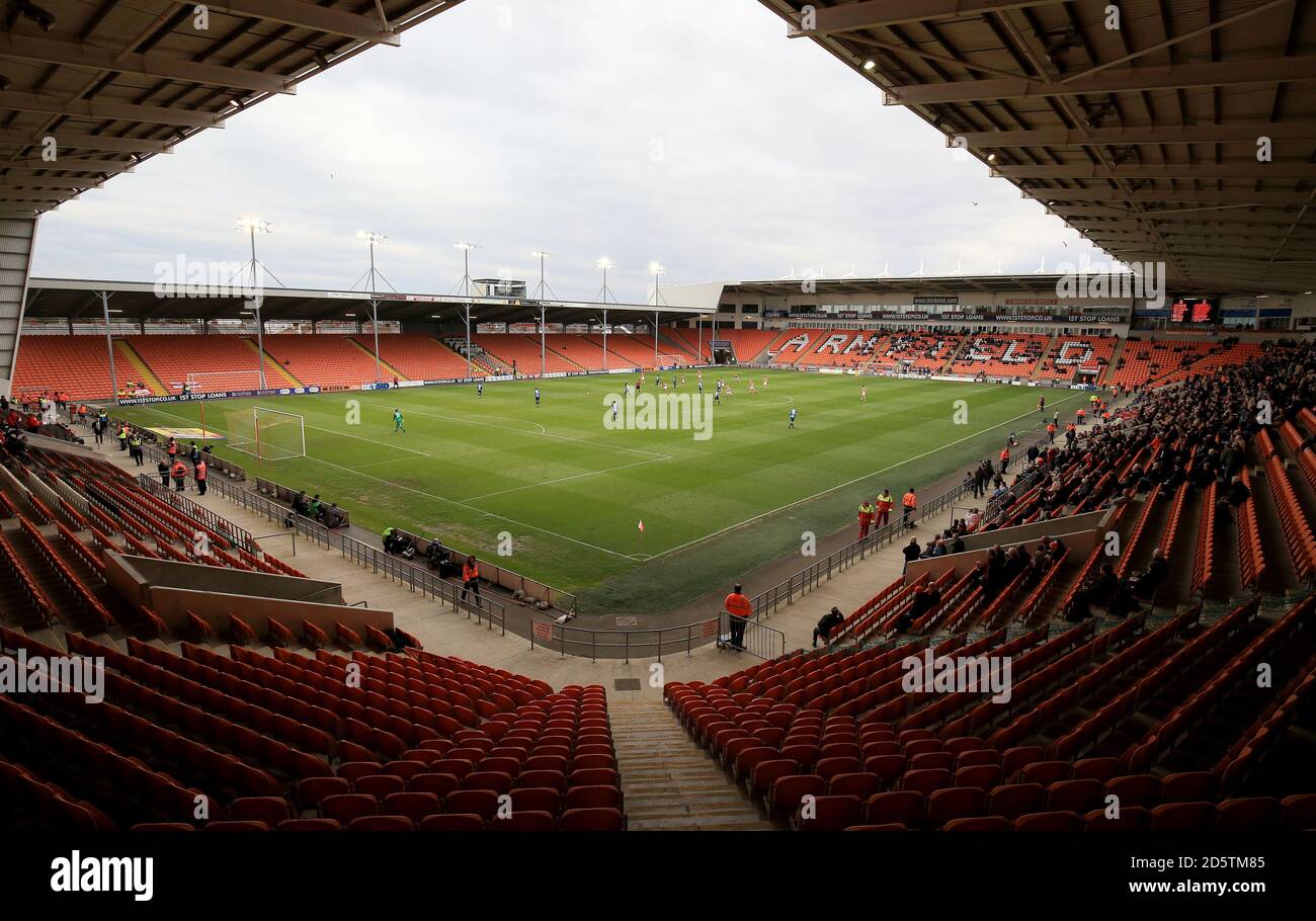 Das Spiel beginnt mit einem fast leeren Stadion in der Sky Bet League zwei Spiel zwischen Blackpool und Leyton Orient. Stockfoto