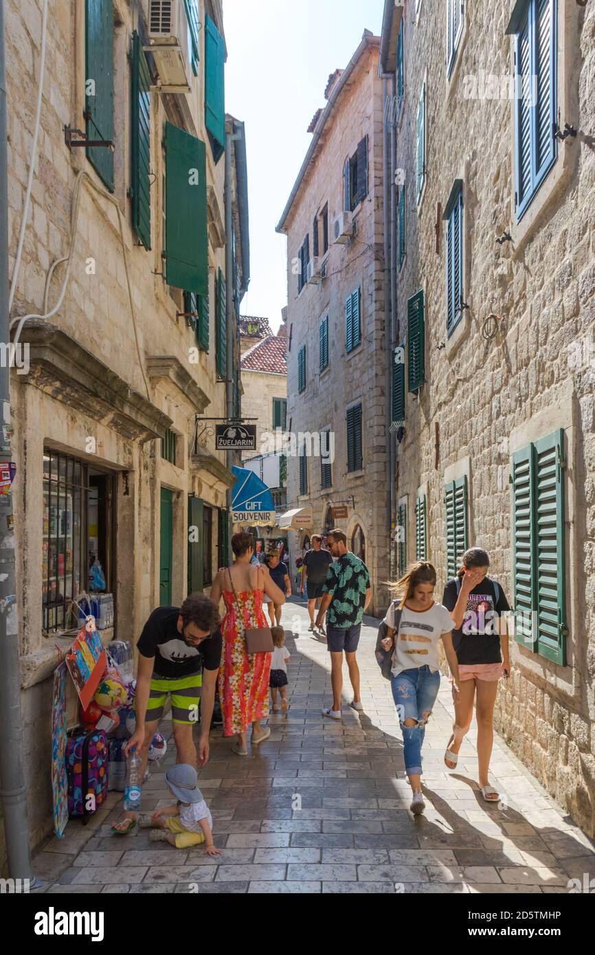 Touristen in einer engen Straße von Kotor, Montenegro Stockfoto
