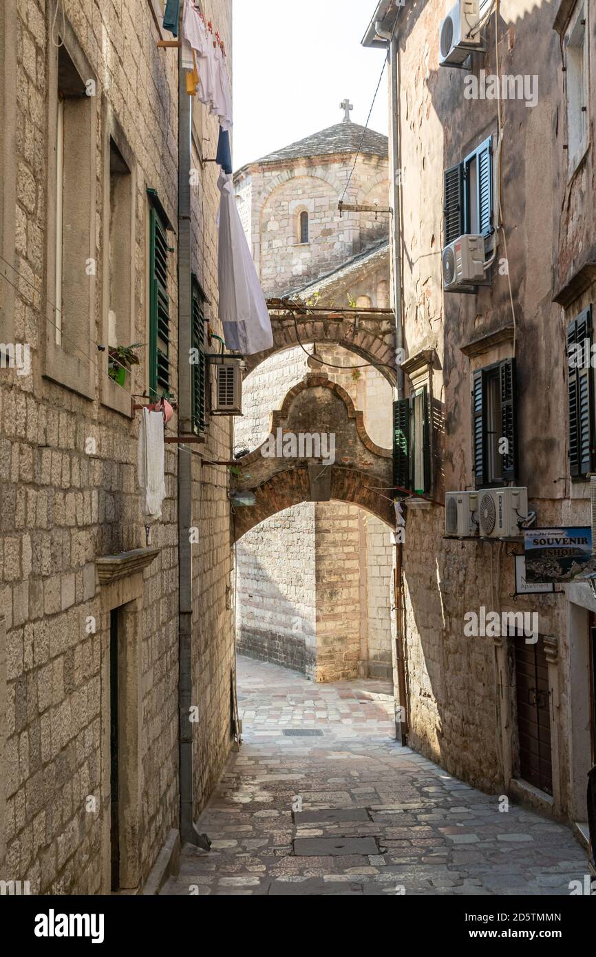 Blick auf die Kirche der Heiligen Maria (ältere frühchristliche Basilika) von der engen Straße in der Altstadt Kotor, Montenegro Stockfoto