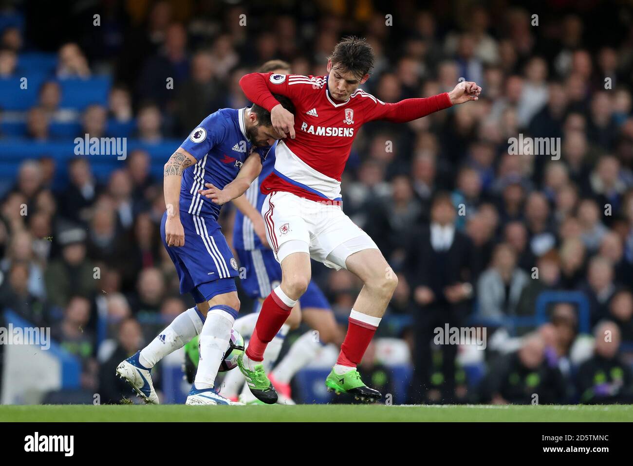 Chelsea's Cesc Fabregas (links) und Middlesbrough's Marten de Roon (rechts) Kampf um den Ball Stockfoto