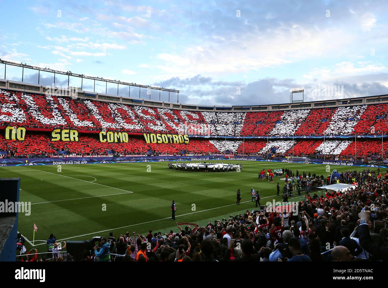 Atletico Madrid und Real Madrid Spieler stehen vor Das letzte UEFA Champions League Spiel im Vicente Calderon Stadion Stockfoto