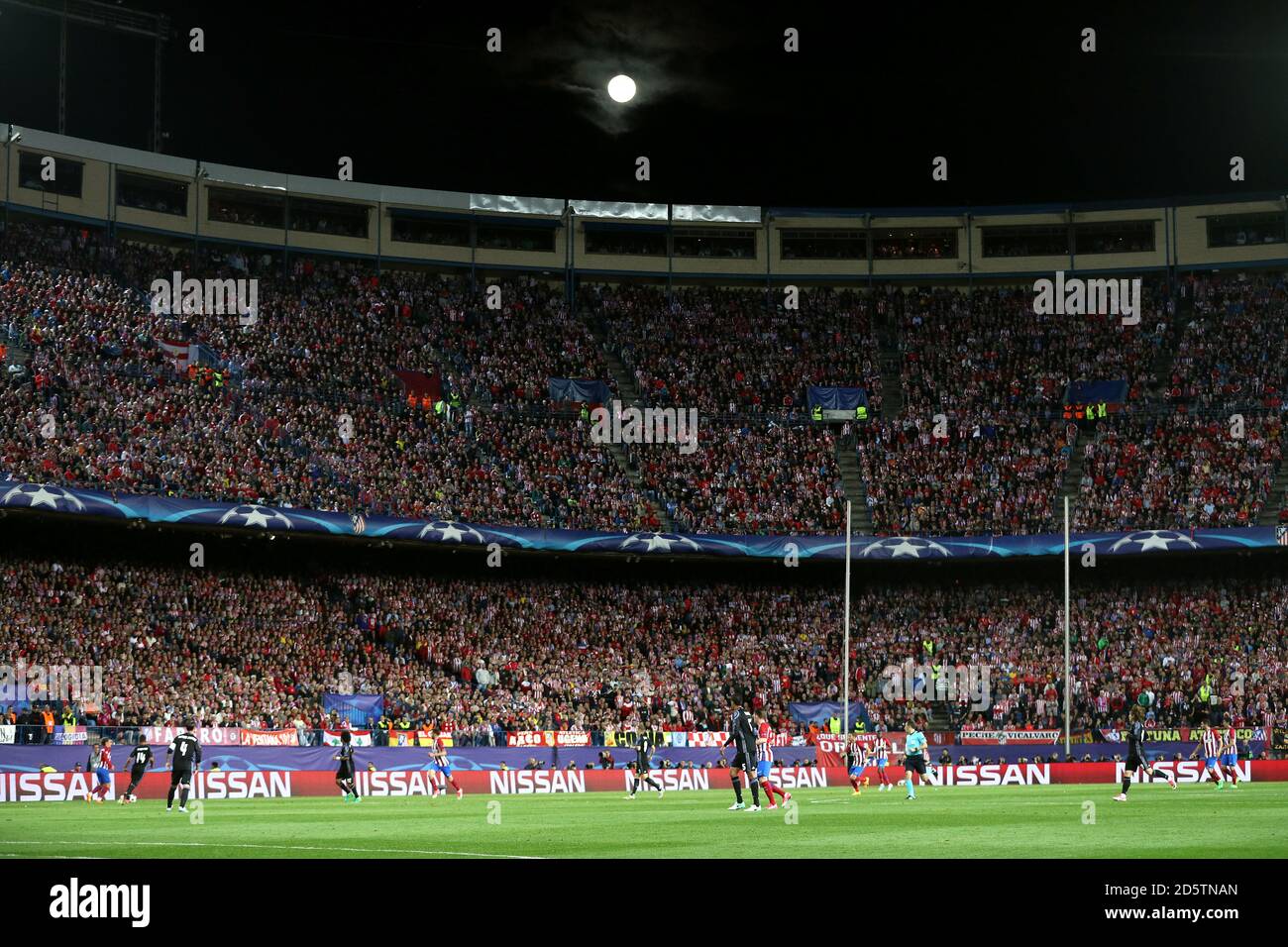 Atletico Madrid und Real Madrid Spieler in Aktion während der Letztes UEFA Champions League-Spiel im Vicente Calderon Stadium Stockfoto