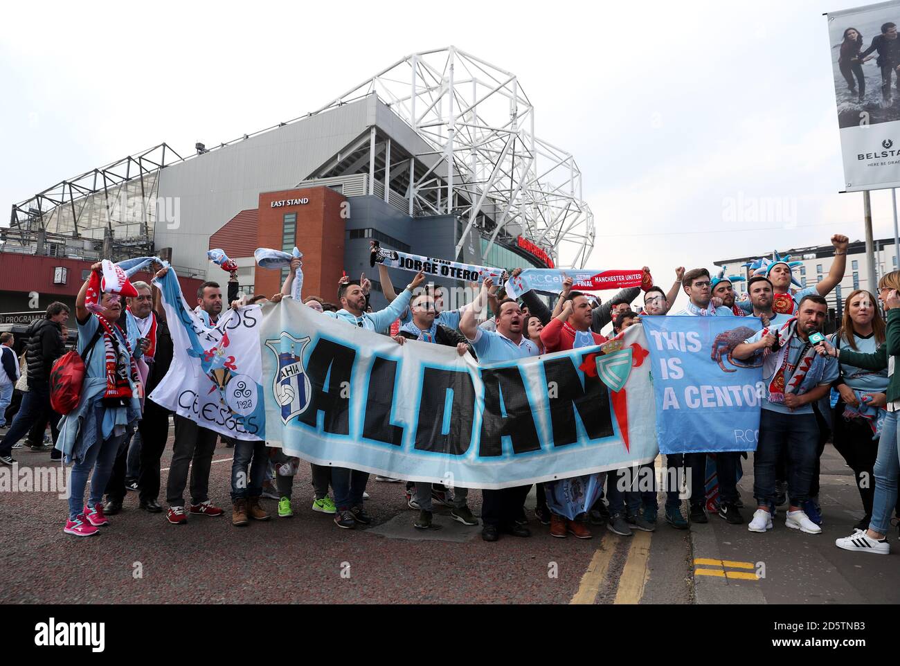 Celta Vigo Fans zeigen ihre Unterstützung vor Ort Das Spiel Stockfoto