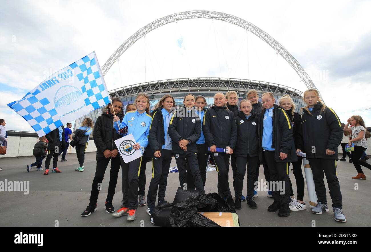 Die Akademiespieler von Birmingham City und Manchester City posieren für ein Bild vor dem Spiel gegen Birmingham City Stockfoto