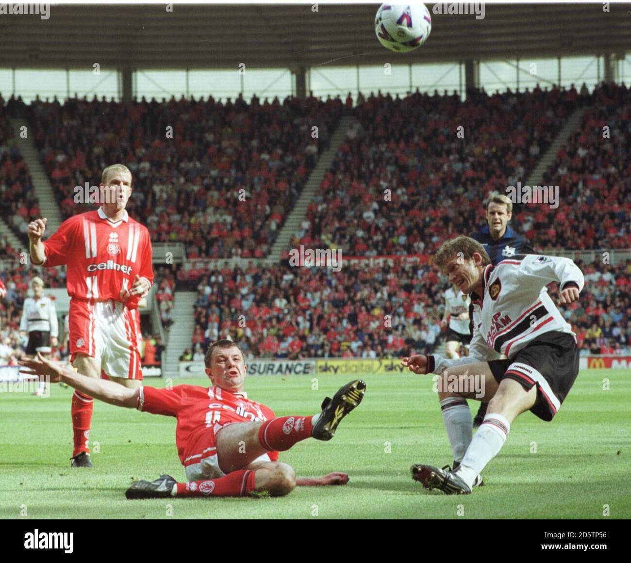 Jesper Blonqvist von Manchester United lässt den Ball mit Middlesbrough hüpfen Gary Pallister Stockfoto