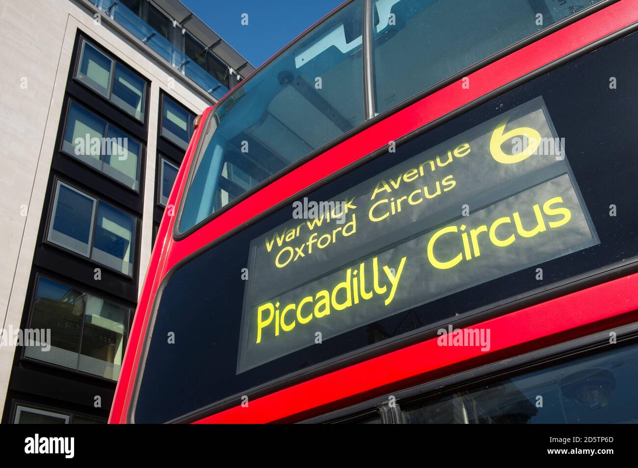 Nahaufnahme eines blinden Ziels in einem Doppeldeckerbus in London, England. Stockfoto