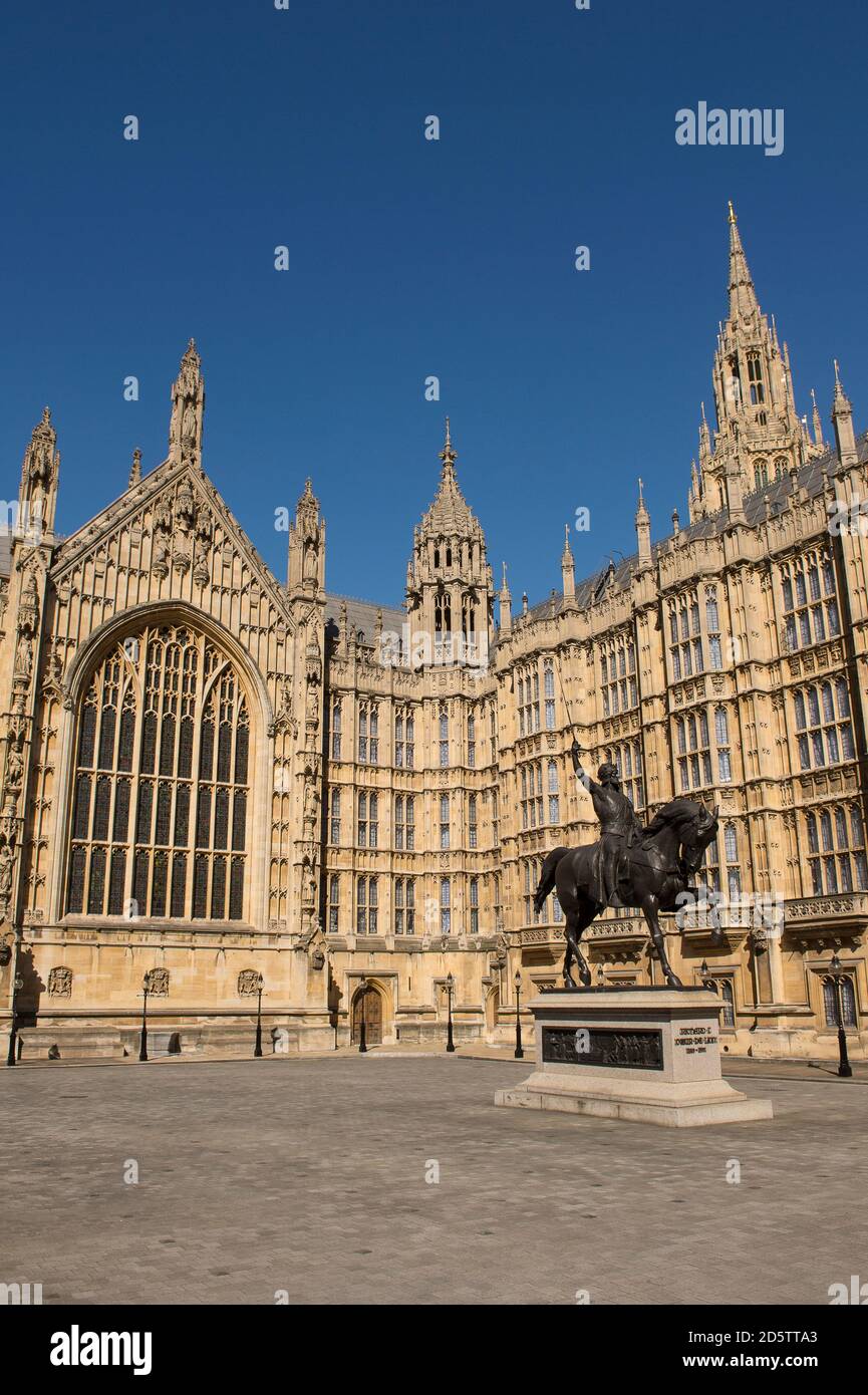 Richard Coeur de Lion Reiterstatue auf dem Old Palace Yard vor dem Palace of Westminster, London, England. Stockfoto
