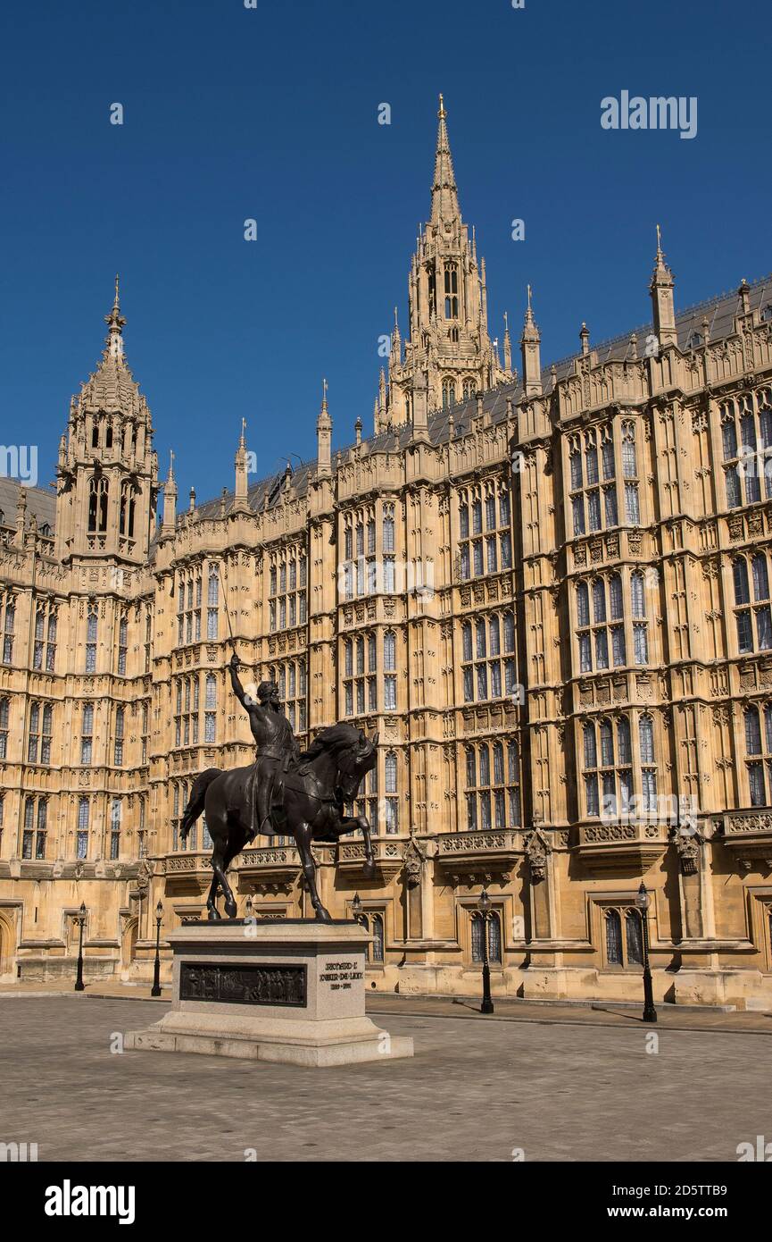 Richard Coeur de Lion Reiterstatue auf dem Old Palace Yard vor dem Palace of Westminster, London, England. Stockfoto