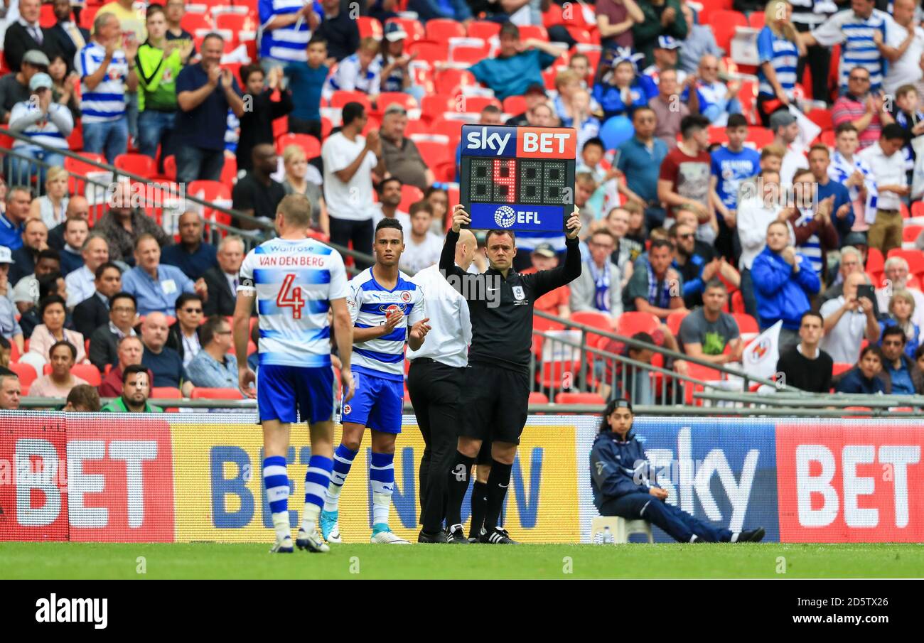 Reading's Jordan Obita wird durch Reading's Joey van ersetzt Den Berg Stockfoto