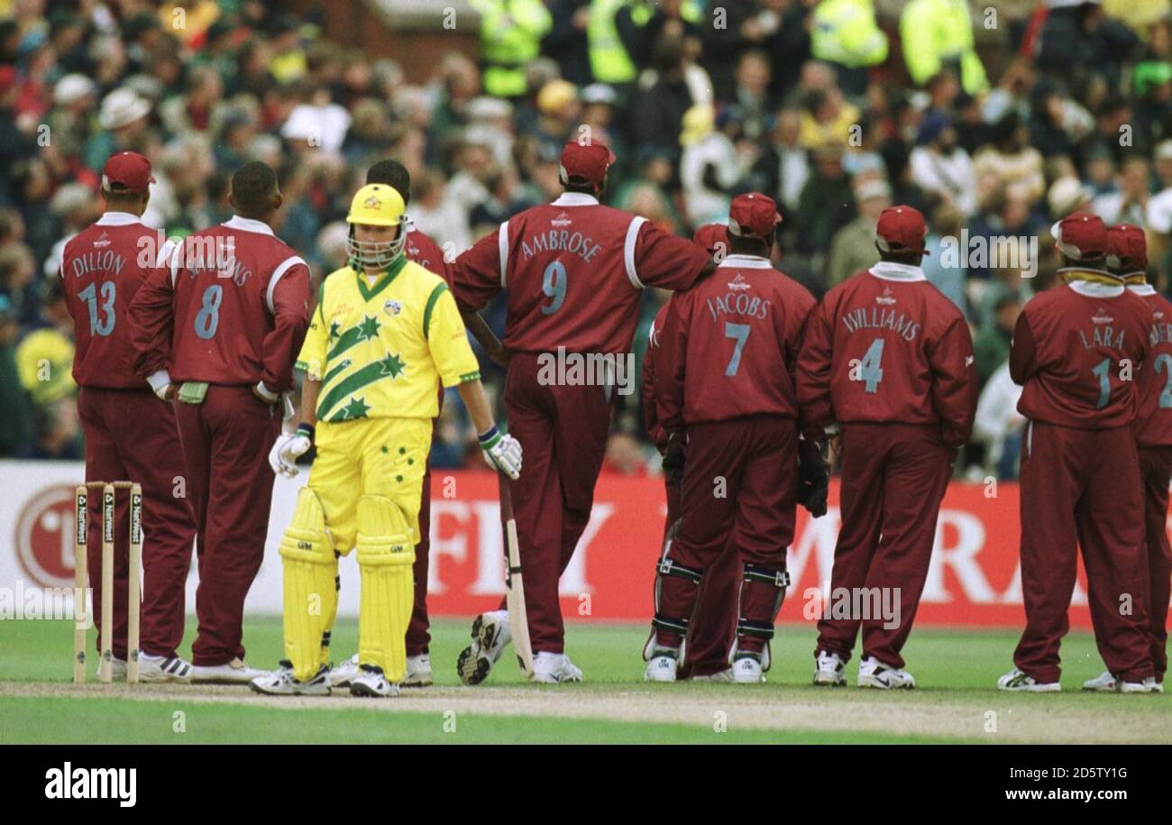 Die Spieler von West Indies sehen sich die Videowiedergabe als Australiens Steve an Waugh überlebt einen Appell Stockfoto
