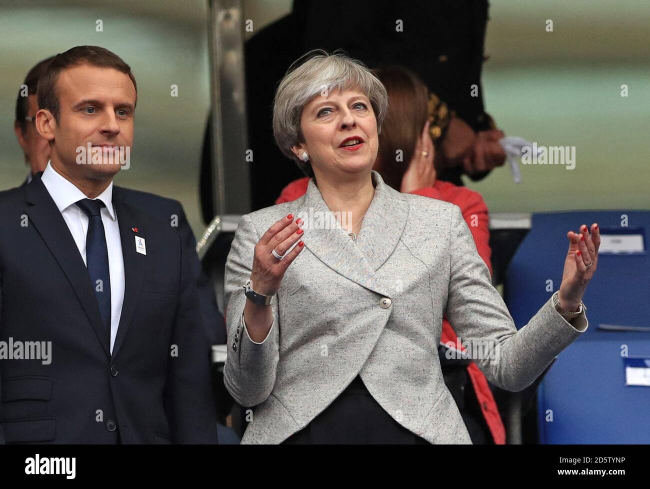 Der französische Präsident Emmanuel Macron (links) und Premierminister der Großbritannien Theresa May in der Menge Stockfoto