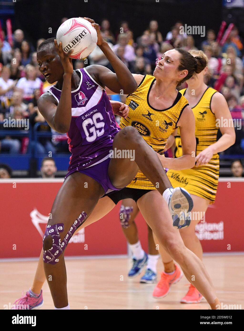 Loughborough Lightning's Peace Proscovia (links) in Aktion gegen Wespen Netball's Hannah Reid Stockfoto