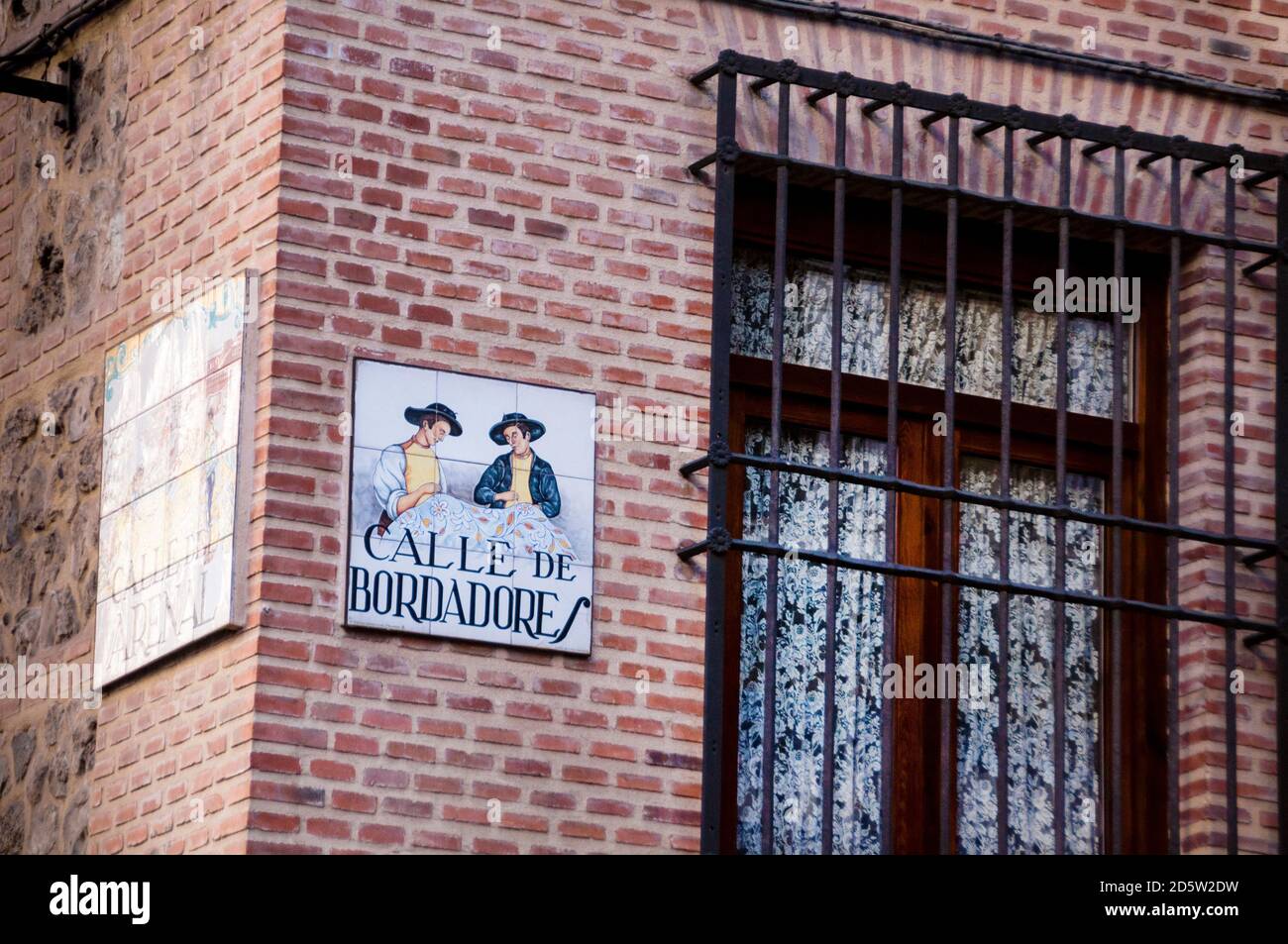 Die Calle de Bordadores ist eine historische Fußgängerstraße in Madrid, Spanien. Stockfoto