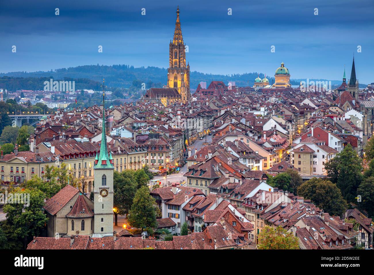 Stadt Bern. Luftbild der Hauptstadt Bern, Schweiz bei hellblauer Stunde. Stockfoto