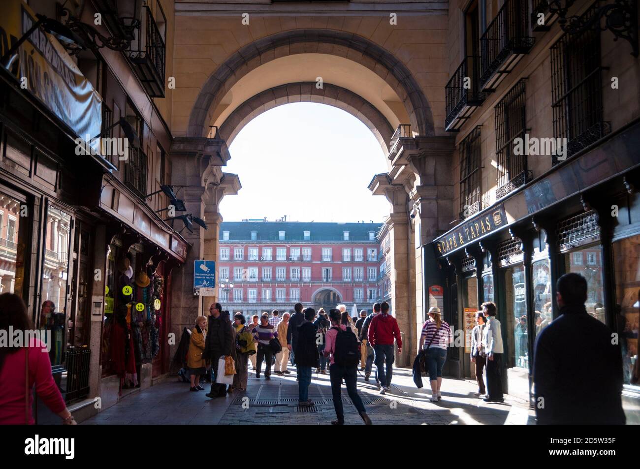 Einer von neun großen Eingangsbögen zur Plaza Mayor, einer Fußgängerzone in der Altstadt von Madrid, Spanien. Stockfoto