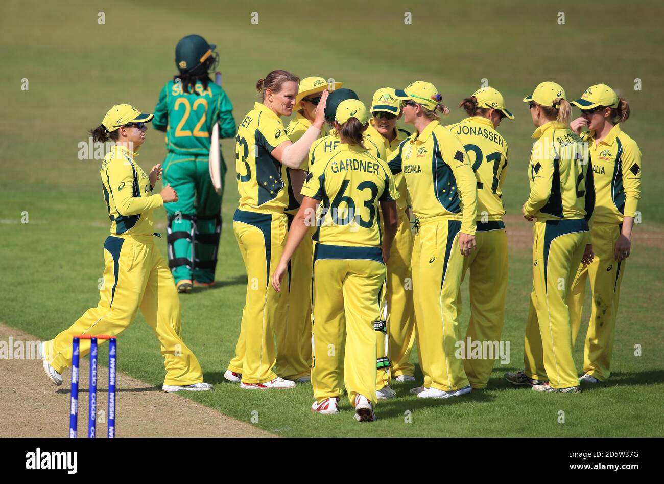 Australien Frauen Sarah Aley feiert das Wicket der Pakistan Frauen Sidra Nawaz Stockfoto