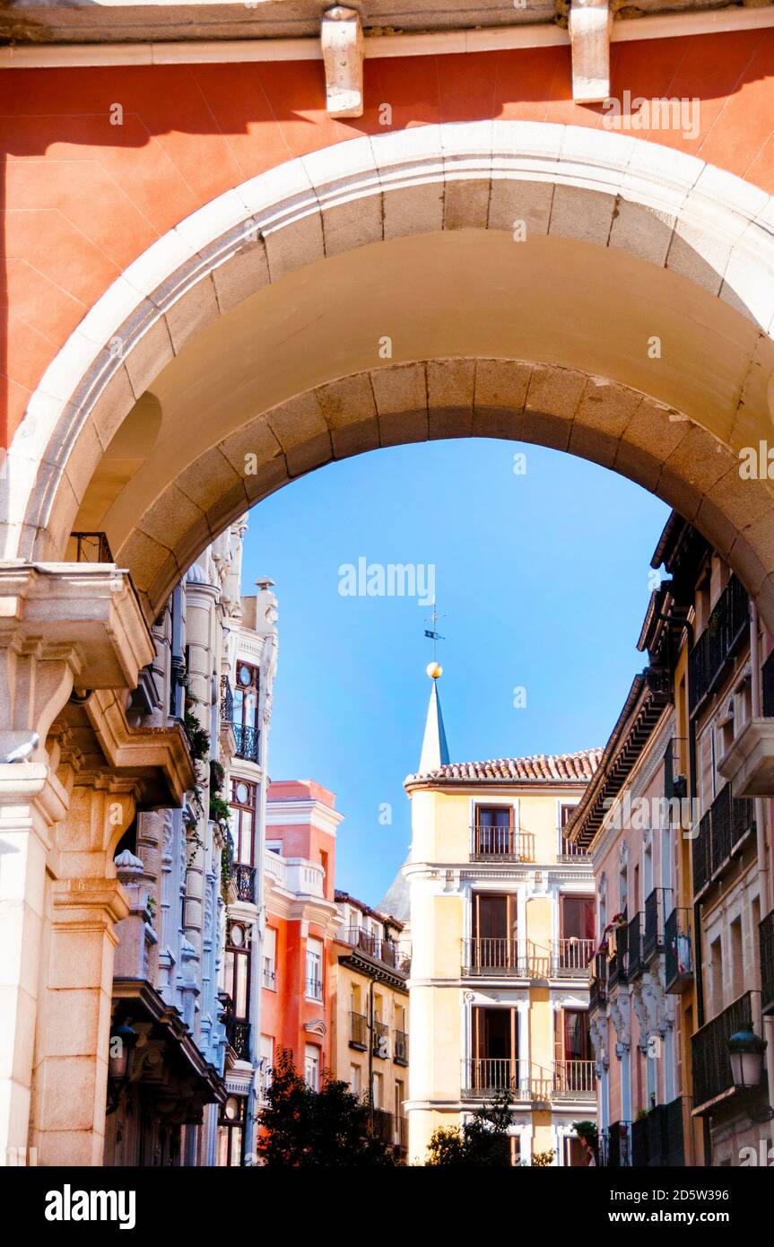 Einer von neun großen Eingangsbögen zur Plaza Mayor, einer bezaubernden Fußgängerzone in der Altstadt von Madrid, Spanien. Stockfoto