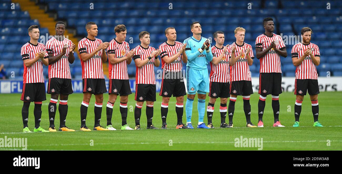 Sunderland Spieler beobachten eine Minuten Applaus, um den Durchgang zu markieren Von Bradley Lowery Stockfoto