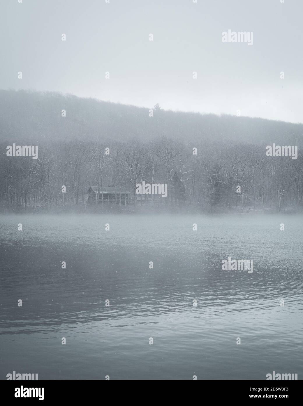 Nebel und Schnee am Steeny Kill Lake, im High Point State Park, New Jersey Stockfoto