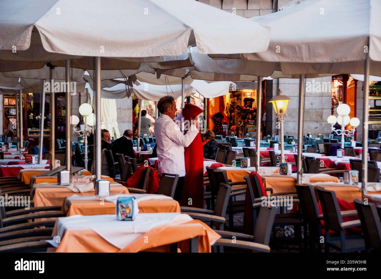 Das Plaza Mayor Madrid Restaurant im Freien in Spanien. Stockfoto