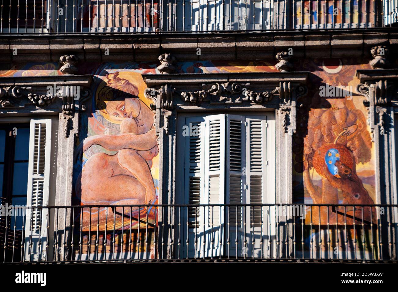 Die Außenfassade der Casa de la Panadería in der Plaza Mayor ist mit allegorischen Figuren in Madrid, Spanien, bemalt. Stockfoto